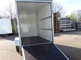 F.2036-2000 lukket trailer m/rampe og sidedør